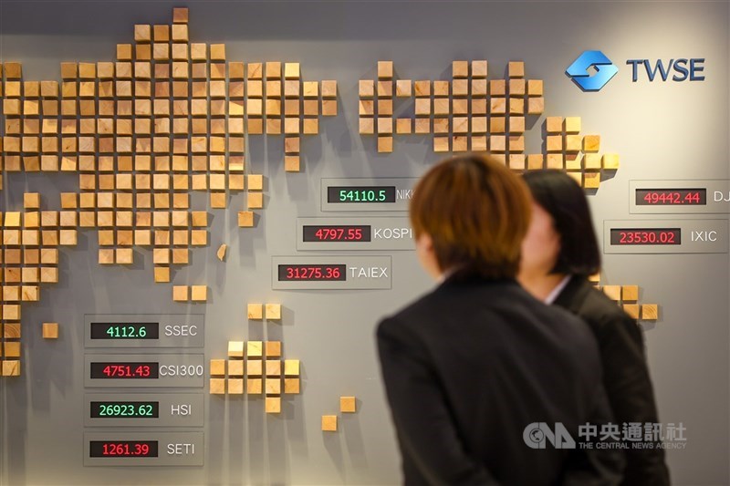 圖為台灣證交所看板顯示台股及周邊地區股市指數。 （中央社檔案照片）