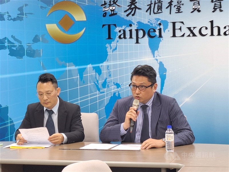 圖右為三圓建設董事長王雅麟。 （中央社檔案照片）