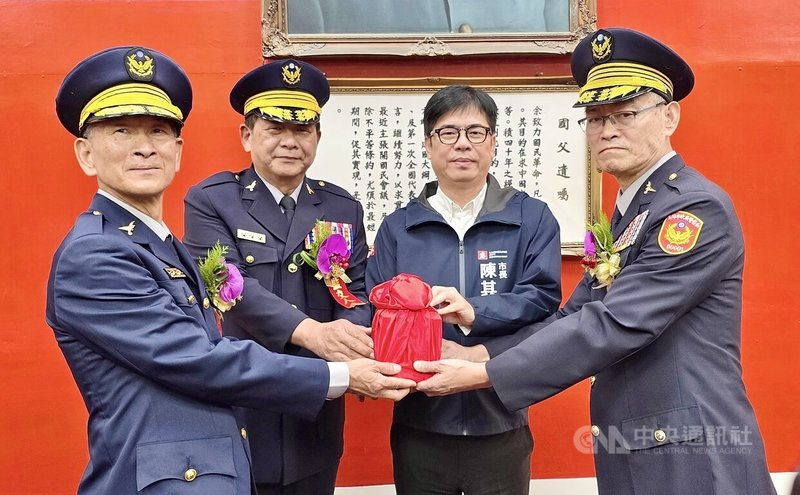 高雄市政府警察局20日舉行新卸任局長交接典禮，由市長陳其邁（右2）擔任主持人，內政部警政署副署長李文章（左2）擔任監交人，新任局長趙瑞華（右1）接下印信。中央社記者董俊志攝　115年1月20日