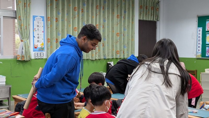 新北深坑國小20日與AIESEC攜手舉辦「世界最大的課程」活動，約150名國內外志工與學生透過遊戲同樂。（深坑國小提供）中央社記者曹亞沿傳真 115年1月20日