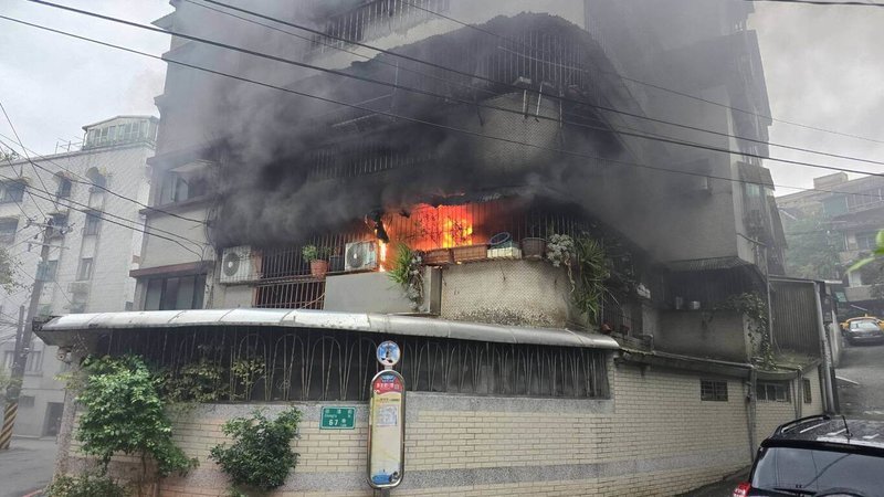 基隆市信義區崇法街1棟民宅2樓20日下午4時許發生火警，消防員到場時黑煙直竄天際，屋內已全面燃燒，火勢於下午4時15分撲滅，所幸無人受傷。（讀者提供）中央社記者王朝鈺傳真 115年1月20日