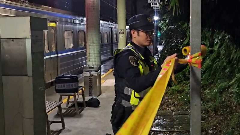 43歲林姓男子19日晚間10時許走在台鐵暖暖車站鐵軌，4241次區間車進站時，司機員發現後煞車不及撞上，林男救出時已明顯死亡，警方獲報到場拉起封鎖線採證，至於林男侵入軌道原因，有待警方後續調查。（讀者提供）中央社記者王朝鈺傳真 115年1月20日