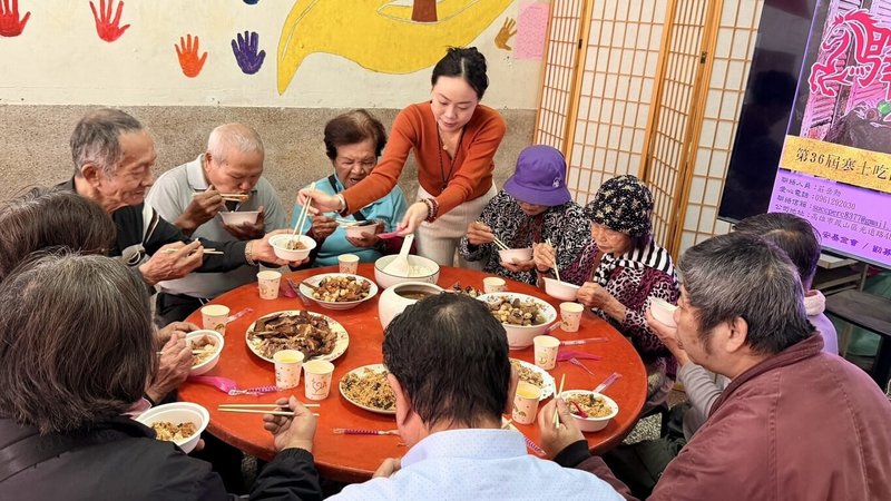 人安基金會鳳山平安站20日在站內舉辦「圍爐禦寒」活動，以7道熱騰騰年菜給寒士試吃，同時誠摯呼籲社會大眾伸出援手，響應支持「寒士吃飽30」活動。（人安基金會提供）中央社記者洪學廣傳真　115年1月20日