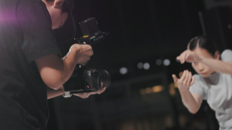 陳以軒錄像作品「這不是舞蹈影像」畫面中，攝影師近距離拍攝舞者動作，鏡頭的移動與舞者身體反應形成即時互動，拍攝行為本身成為作品的一部分。（陳以軒提供）中央社記者林尚縈柏林傳真　115年1月20日