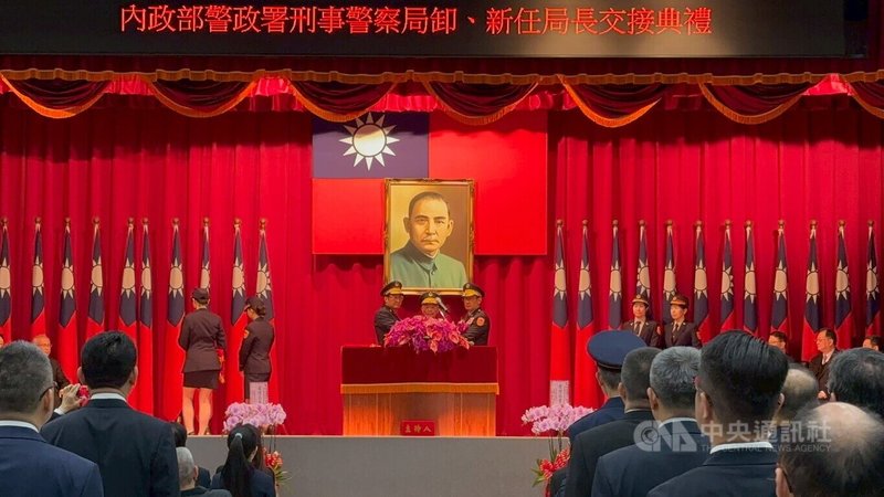 警政署長張榮興（中）20日表示，期許新任刑事局長邱紹洲（右）發揮「刑事魂」，致力科技辦案和查察賄選等4項工作重點。中央社記者黃麗芸攝 115年1月20日