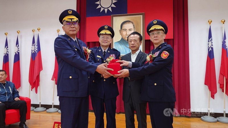嘉義縣警察局20日上午舉行新舊任局長交接典禮，縣長翁章梁（右2）主持，內政部警政署警政委員張樹德（左2）監交，古瑞麟（右1）接任警察局長。中央社記者蔡智明攝　115年1月20日