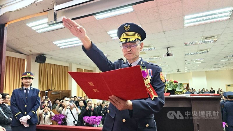 高雄市警察局20日舉行卸、新任局長、分局長及大隊長聯合交接典禮，由市長陳其邁親自主持，新任市警局長趙瑞華（中）會中宣誓就職。中央社記者董俊志攝　115年1月20日