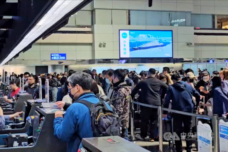 民眾在桃園機場排隊等待報到。（中央社檔案照片）