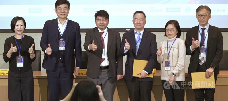 消基會20日舉辦電信消費論壇，與3大電信業者針對「4G、5G用戶消長、市場區隔與消費權益」主題探討。（左至右為台灣大哥大個人用戶事業群副總經理陳麗郁、消基會資通訊委員會召集人戴偉峻、消基會董事長鄧惟中、數位發展部資源管理司副司長陳玟良、中華電信個人家庭分公司副總經理柯素秋、遠傳電信資深副總經理趙憶南）。中央社記者江明晏攝 115年1月20日