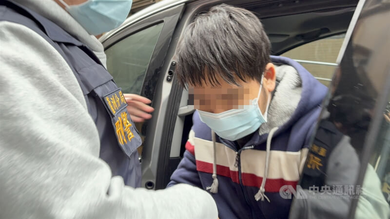 新北市蘆洲區廖姓男子（圖）涉砍殺父母致死，警方19日晚間循線逮人，經檢方複訊後，廖男20日被依涉犯殺害直系血親尊親屬重罪，向法院聲請羈押禁見。中央社記者曹亞沿攝　115年1月20日