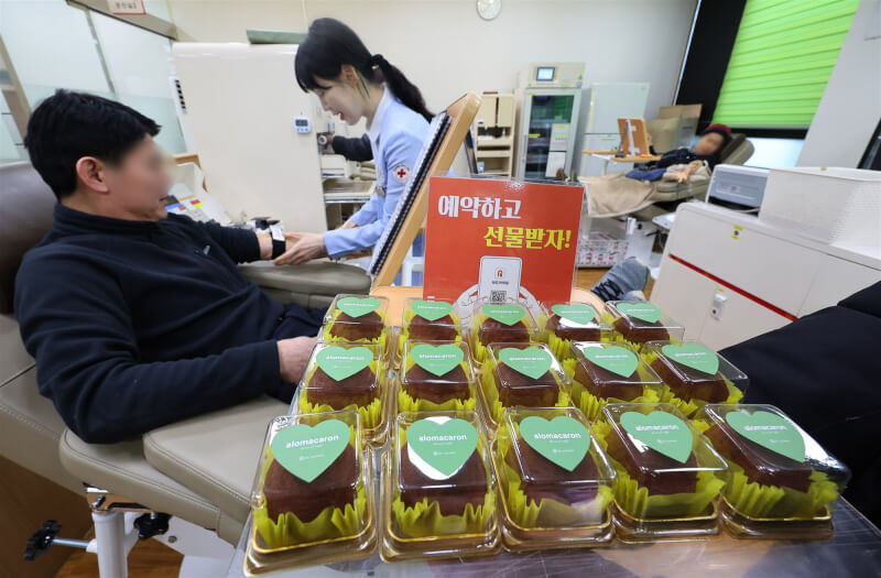 「杜拜巧克力Q餅」風潮席捲韓國，當地的紅十字會藉此吸引民眾挽袖捐血。（韓聯社）