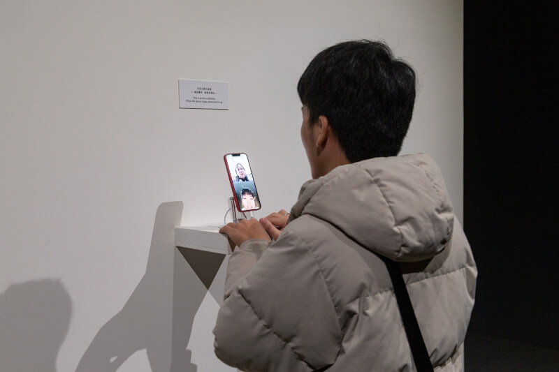 北美館展出互動作品「母親凝視過你」，觀眾可以和「媽媽」視訊互動。（圖取自facebook.com/taipeifineartsmuseum）