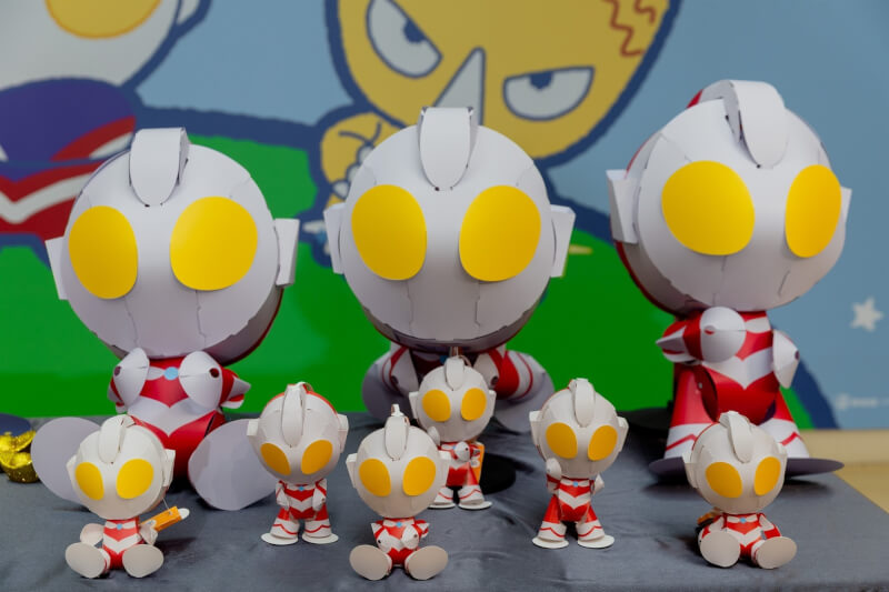 高雄燈會「初代超人力霸王」小提燈四肢可轉動，能呈現飛翔、直立等多種姿態。（圖取自facebook.com/bravo.Kaohsiung）