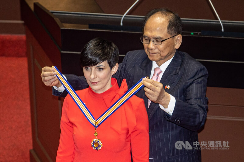 圖為艾達莫娃（Markéta Pekarová Adamová）（前）2023年3月率團拜訪立法院，獲時任立法院長游錫堃（後）在議場內頒授「國會一等榮譽獎章」。（中央社檔案照片）