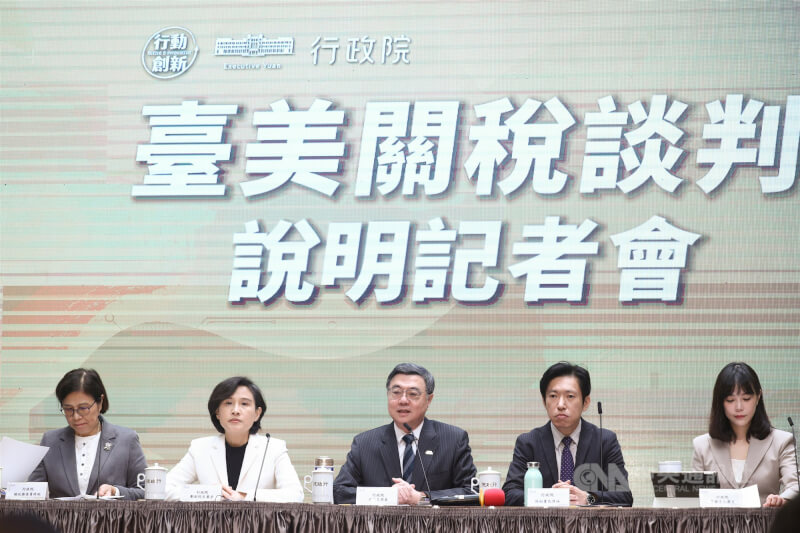 行政院20日舉行「台美關稅談判說明記者會」，院長卓榮泰（中）、副院長鄭麗君（左2）、祕書長張惇涵（右2）、政務委員楊珍妮（左1）及發言人李慧芝（右1）出席說明談判過程心路歷程。中央社記者王騰毅攝  115年1月20日