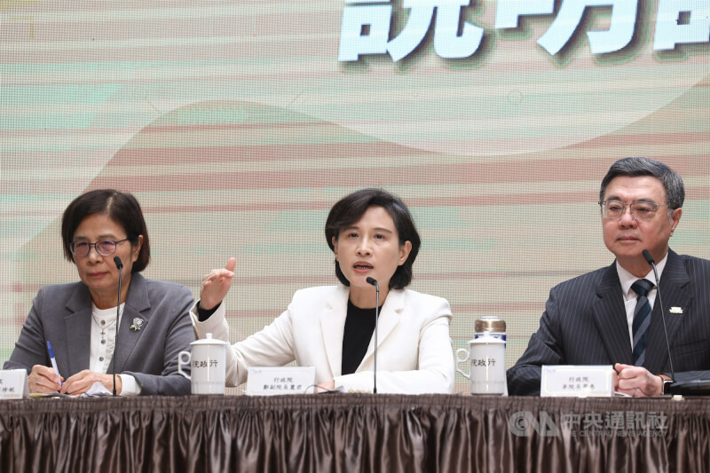 行政院20日舉行「台美關稅談判說明記者會」，院長卓榮泰（右）、副院長鄭麗君（中）、政委楊珍妮（左）等人出席，鄭麗君向大眾報告談判過程與成果。中央社記者王騰毅攝  115年1月20日