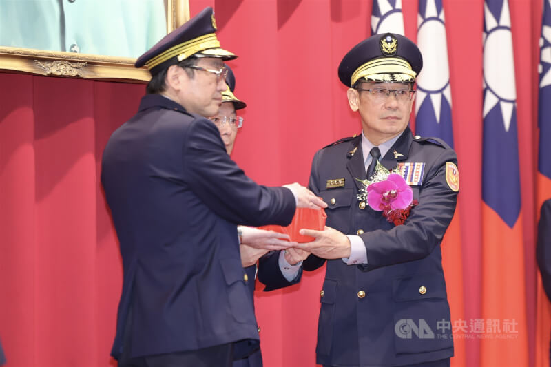內政部警政署刑事警察局20日上午舉行卸、新任局長交接典禮，新任局長邱紹洲（右）接下印信。中央社記者翁睿坤攝　115年1月20日