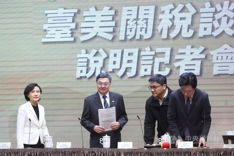 行政院20日上午舉行「台美關稅談判說明記者會」，院長卓榮泰（左2）、副院長鄭麗君（左1）等人出席說明。中央社記者王騰毅攝  115年1月20日