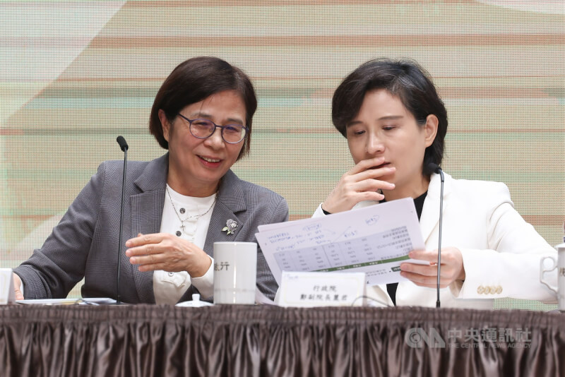 行政院20日舉行「台美關稅談判說明記者會」，擔任台灣談判代表的副院長鄭麗君（右）、政委楊珍妮（左）出席，兩人在會中針對報告內容交換意見。中央社記者王騰毅攝  115年1月20日