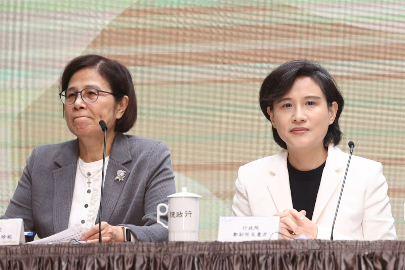 行政院20日舉行「台美關稅談判說明記者會」，院長卓榮泰會中分享副院長鄭麗君（右）率領團隊不辭辛勞赴美談判的過程，讓參與其中的政委楊珍妮（左）感觸良多。中央社記者王騰毅攝 115年1月20日