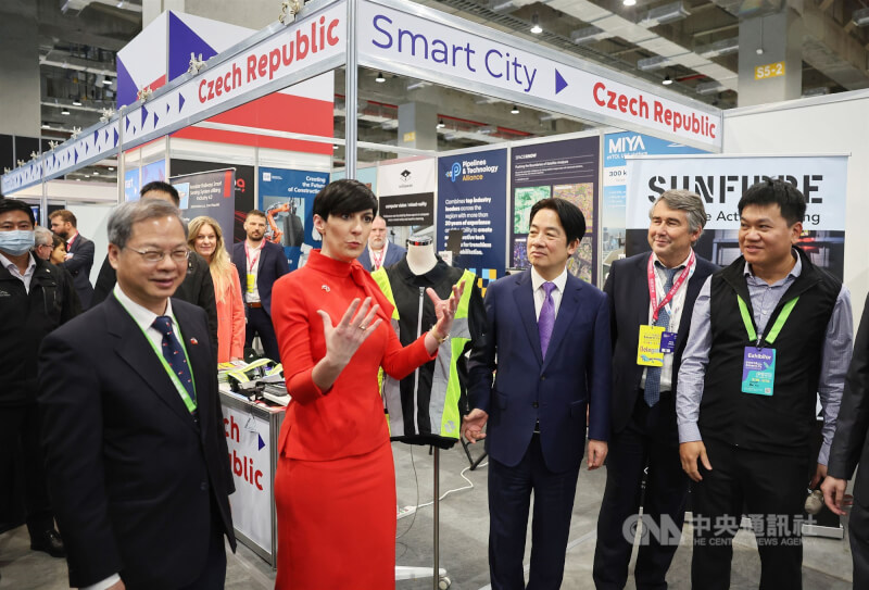 圖為艾達莫娃（Markéta Pekarová Adamová）（前左2）2023年3月與時任副總統賴清德（右3）一同在台北南港展覽館，參觀2023智慧城市展暨淨零城市展捷克展區。（中央社檔案照片）