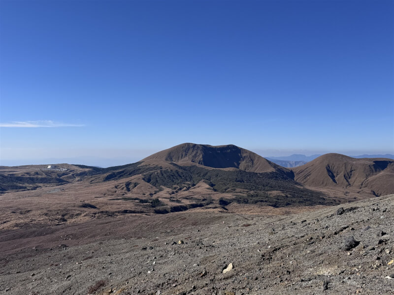 日本熊本縣阿蘇山山頂附近20日一架載有2名台灣旅客搭乘的觀光直升機疑似失去行蹤。圖為阿蘇山周邊。（民眾提供）