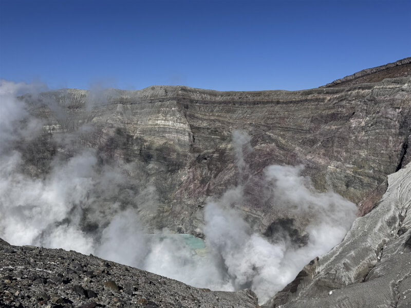 圖為日本熊本阿蘇山火山口景象。（民眾提供）