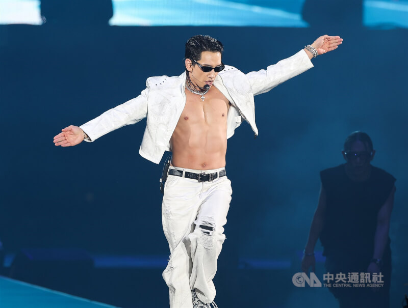 「2026 RAIN亞洲巡迴演唱會：安可-台北場」17日晚間在台北小巨蛋盛大舉行，韓星Rain（圖）登台熱力開唱，也大方秀出好身材。（中央社檔案照片）
