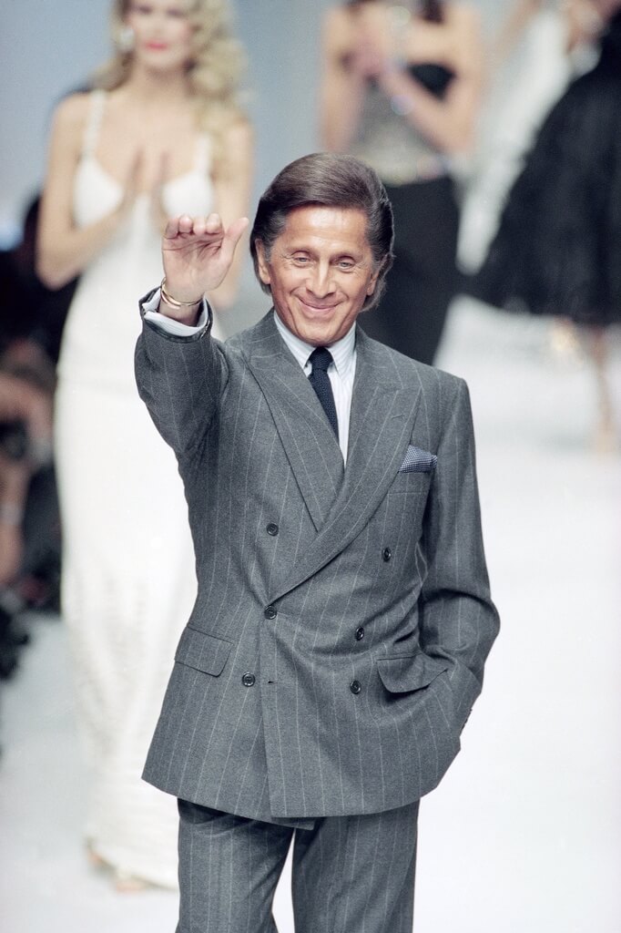 義大利時裝設計大師范倫鐵諾1994年在法國巴黎一場時裝發布會後揮手致意。(美聯社)