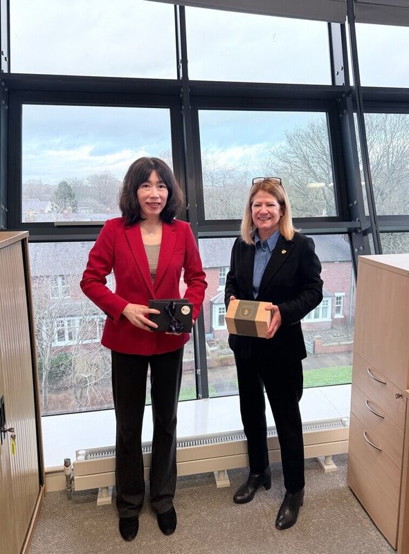 駐英國副代表江雅綺（左）近日拜訪母校英國杜倫大學，會晤負責國際事務的副校長歐瑪利（Claire O