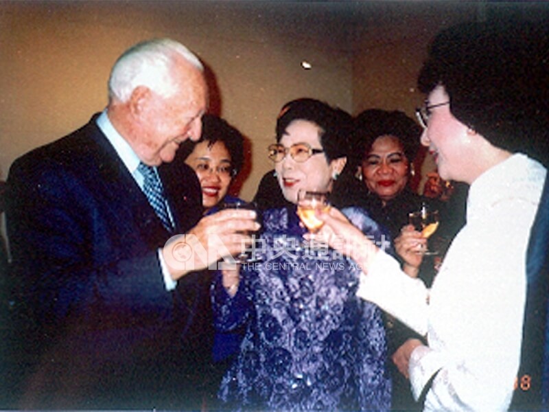 李登輝總統夫人曾文惠（中）出席中法文化獎，頒獎予利氏學社，表彰其在研究中華文化上的貢獻。頒獎典禮後與行政院文化建設委員會主委林澄枝（右）舉杯向法蘭西研究院長麥斯邁（Pierre Messmer）（左），共同祝賀增進中法文化交流。中央社記者鄒明智攝　87年10月23日