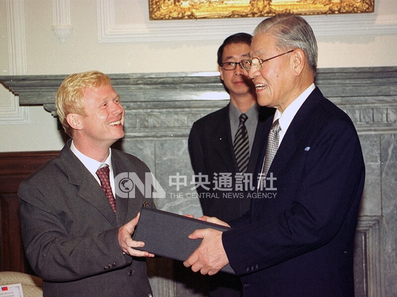 李登輝總統（右）接受法國天主教「利氏學社」主任魏明德神父（左）致贈「利氏漢法大字典」。中央社記者王飛華攝　89年1月25日