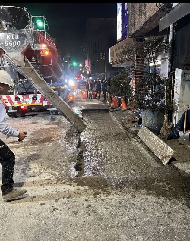 台南市中西區五妃街接近西門路口路面20日下午突然下陷，出現一個巨大坑洞，市府立刻勘查灌漿回填。（台南市政府提供）中央社記者張榮祥台南傳真　115年1月20日