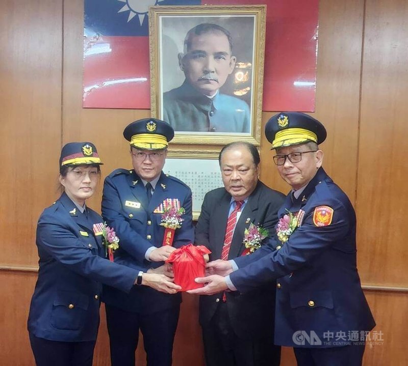澎湖縣警察局20日舉行新、卸任局長交接布達典禮，新任警局長林樹國（右）在澎湖縣長陳光復（右2）布達，警政署警政委員陳明君（左2）監交下完成交接，走馬上任。中央社　115年1月20日