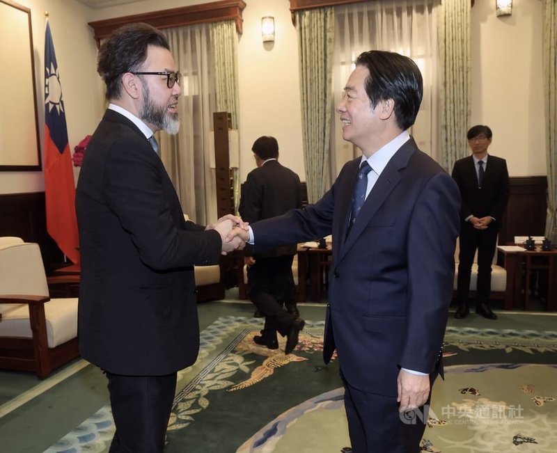 總統賴清德（前右）20日下午在總統府接見台灣工具機暨零組件工業同業公會，歡迎他們來到總統府。中央社記者張皓安攝　115年1月20日