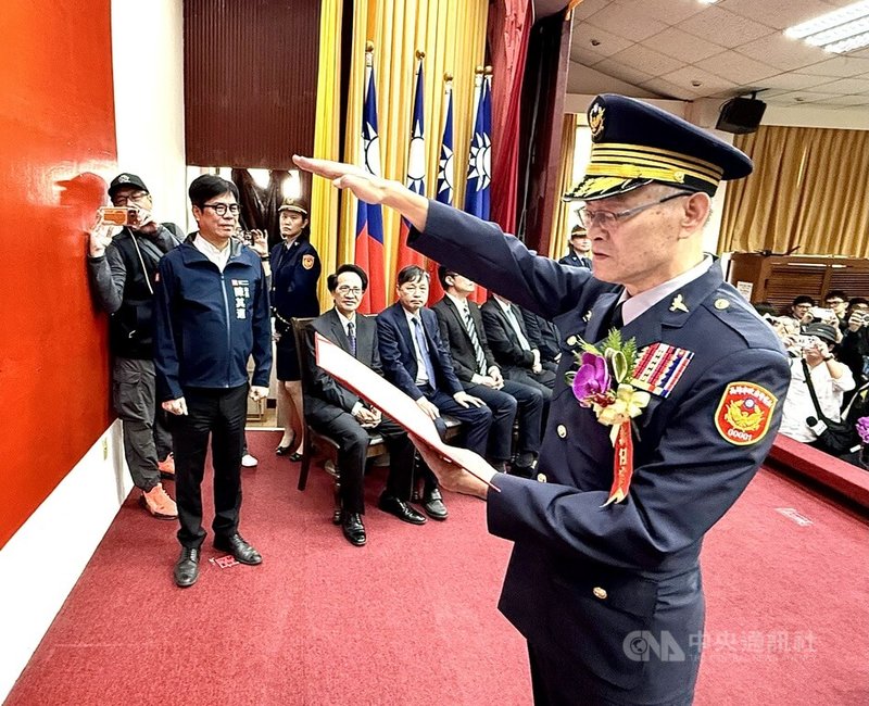 高雄市警察局20日下午舉行新、卸任局長交接典禮，新任局長趙瑞華（前右）在市長陳其邁（左2）監誓下宣誓就職。中央社記者董俊志攝　115年1月20日