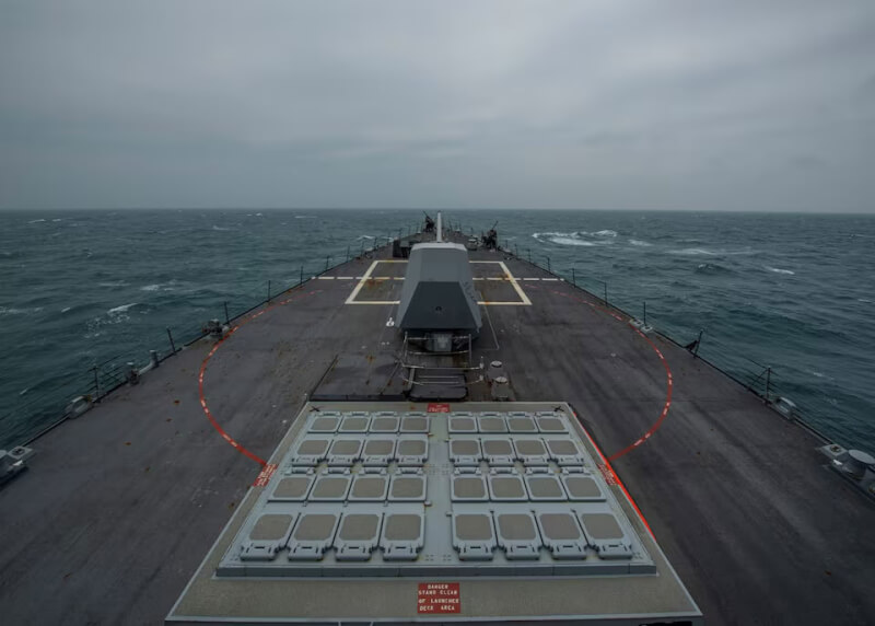 美軍飛彈驅逐艦芬恩號（圖）與海軍測量船瑪麗西爾斯號16至17日穿越台灣海峽。（Jason Waite/U.S. Navy/Handout via 路透社）