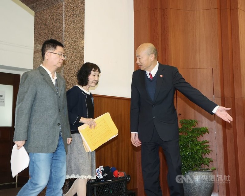 雲林陳姓民眾114年11月在阿布達比國際機場遭拘捕，日前獲釋，近日返抵台灣。陳姓民眾與妻子20日赴立法院向院長韓國瑜（右）致謝，韓國瑜也呼籲所有旅行社接待民眾出國一定要做好安全防護，而民眾出外一定要隨身攜帶緊急聯絡小卡。中央社記者郭日曉攝　115年1月20日