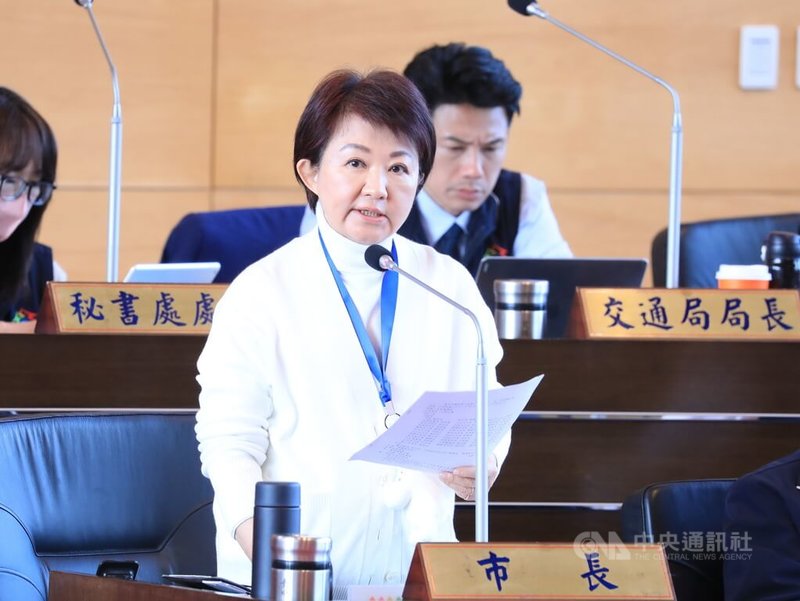 土方管理新制上路，國土署稱挖出的土方為穢物，引發業者不滿。台中市長盧秀燕（前）21日列席市議會備詢表示，內政部應約束官員並向營建業者道歉。中央社記者趙麗妍攝　115年1月21日