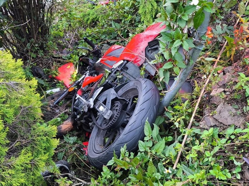 南投縣警察局交通警察隊統計，114年前往合歡山因打瞌睡、疲勞駕駛而發生A1類交通事故共9件釀10人死亡，肇事者多為年輕人，其中2件更是未成年學生無照駕駛自撞死亡，籲勿疲勞駕駛「夜衝」。圖為事故現場。（警方提供）中央社記者蕭博陽南投縣傳真　115年1月21日