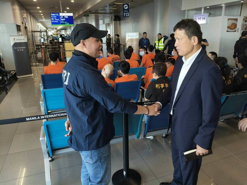 台菲打擊跨國詐騙犯罪，21日遣返17名涉嫌從事網路詐騙的台籍嫌犯。圖為駐菲副代表李廷盛（右）感謝菲國執法人員專業作為。（駐菲代表處提供）中央社記者林行健馬尼拉傳真　115年1月21日