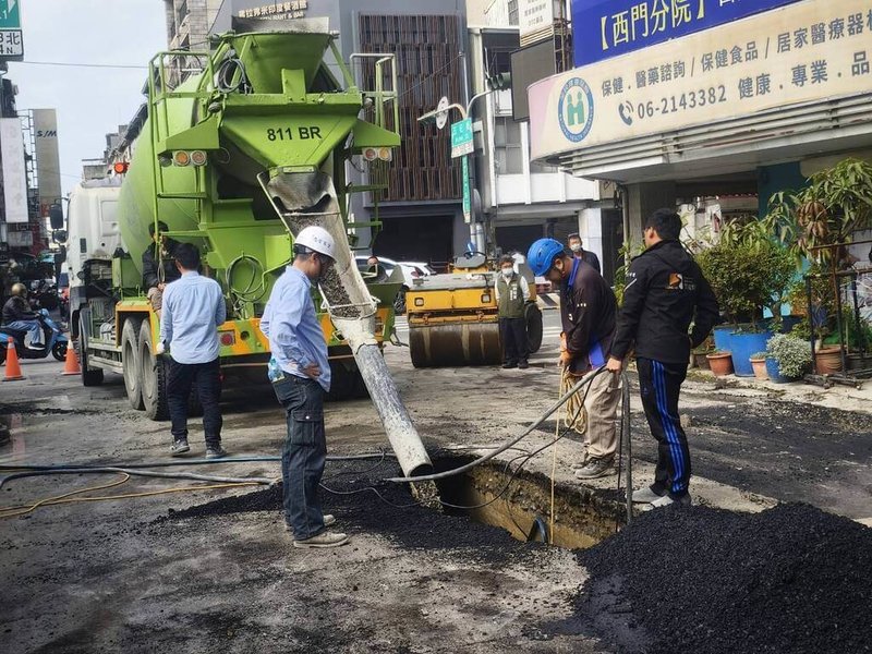 台南市中西區五妃街接近西門路口路面20日下陷出現巨大坑洞，市府回填灌漿後，21日又發生塌陷，這是近2年第4度塌陷。（台南市政府提供）中央社記者張榮祥台南傳真　115年1月21日