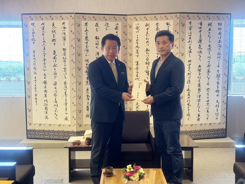 宜蘭縣蘇澳鎮114年11月遭逢重大水患。與蘇澳鎮締結為姊妹城鎮的日本沖繩縣石垣市發動募款，日前經由石垣市長中山義隆（左）轉交給蘇澳鎮長李明哲（右），將運用於災後復原相關工作。（蘇澳鎮公所提供）中央社記者沈如峰宜蘭縣傳真　115年1月21日