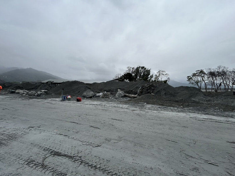 花蓮馬太鞍溪堰塞湖溢流釀災至今近4個月，仍有5人失聯，民間業者「吊車大王」胡漢龑近日再度調派機具赴光復鄉協尋，花蓮縣政府也派駐2台300型挖土機。（民眾提供）中央社記者張祈傳真　115年1月21日