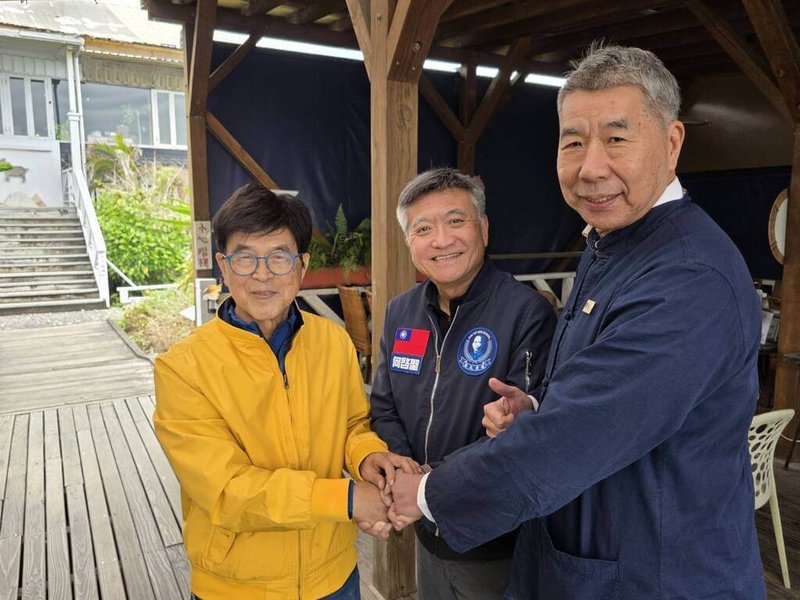 有意角逐國民黨花蓮縣長初選但未被納入民調的孫文學校總校長辦公室主任何啟聖（中）21日前往花蓮，拜會同樣爭取提名的前花蓮市長葉耀輝（左）。右為孫文學校總校長張亞中。（民眾提供）中央社記者張祈傳真　115年1月21日