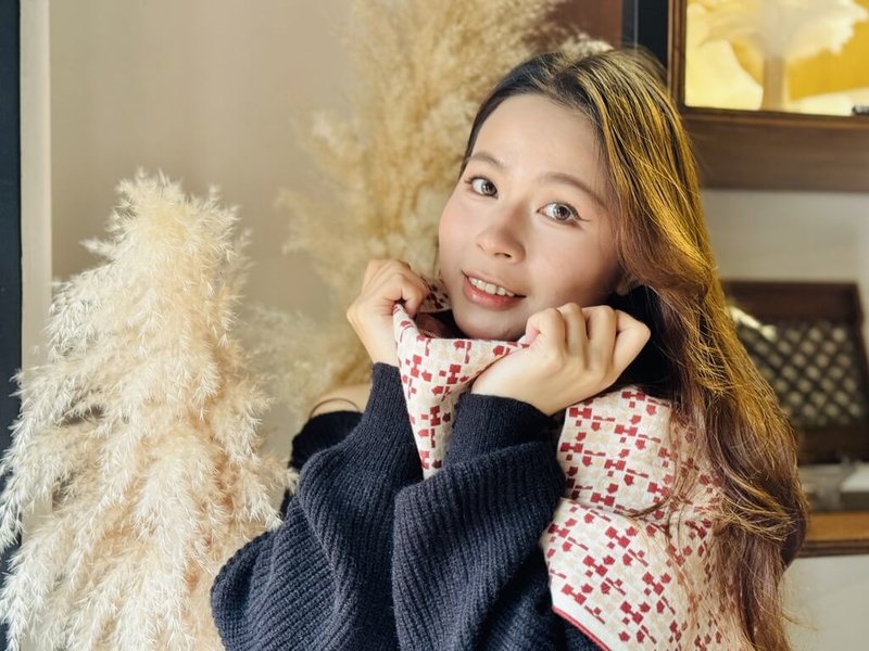 新北市立淡水古蹟博物館文化商店「滬尾公行」21日開幕，館方特別攜手實踐大學設計學院推出限量品牌圍巾，採雙面異色織法，兼具實用與設計感。（淡水古蹟博物館提供）中央社記者黃旭昇傳真　115年1月21日