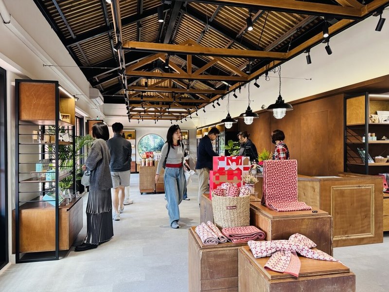 新北市淡水古蹟博物館的文化商店21日開幕，該處原為行政辦公室，後轉型為展售空間，自2025年6月起整修，歷經半年整備後重新營運，命名為「滬尾公行」。（淡水古蹟博物館提供）中央社記者黃旭昇傳真　115年1月21日
