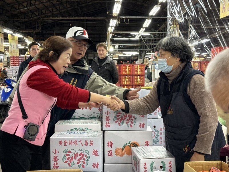 爭取國民黨提名參選台中市長的立委楊瓊瓔（前左）21日前往台中果菜批發市場及東區建國市場，逐一向攤商等請託拜票，爭取支持。（楊瓊瓔服務處提供）中央社記者郝雪卿傳真  115年1月21日
