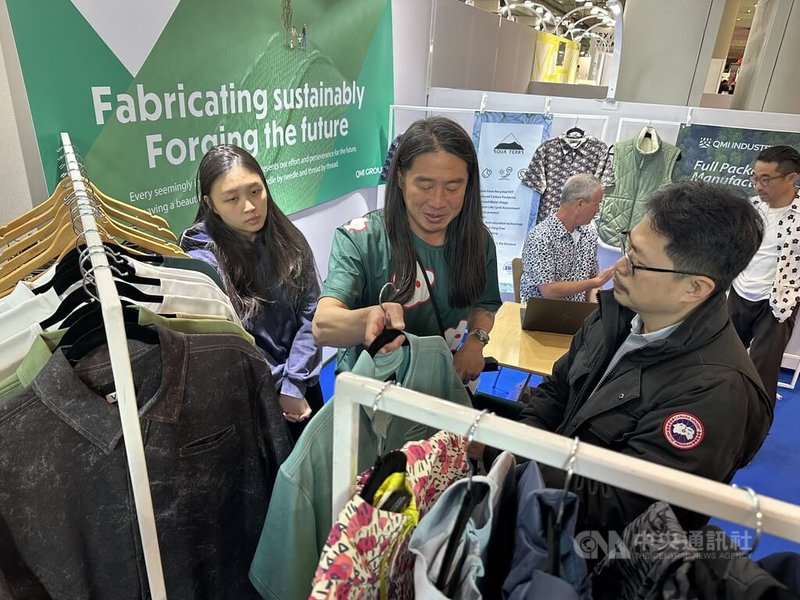 台灣織品業者在美國關稅挑戰下，開發新品，承擔部分關稅成本，維繫客戶並拓展市場。中央社記者廖漢原紐約攝　115年1月21日