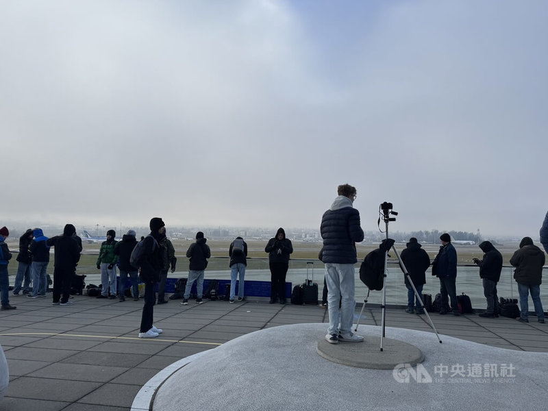 瑞士達沃斯世界經濟論壇登場，儘管零下低溫，蘇黎世機場觀景台上出現人潮，來自全歐洲的飛機迷聚集拍攝抵達的各國政要專機及軍機。中央社記者郭芳君蘇黎世攝　115年1月21日